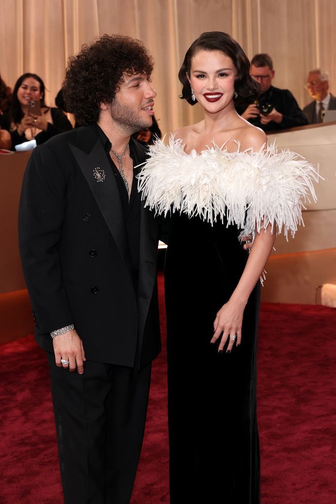 Benny Blanco y Selena Gómez juntos en los Globos de oro.