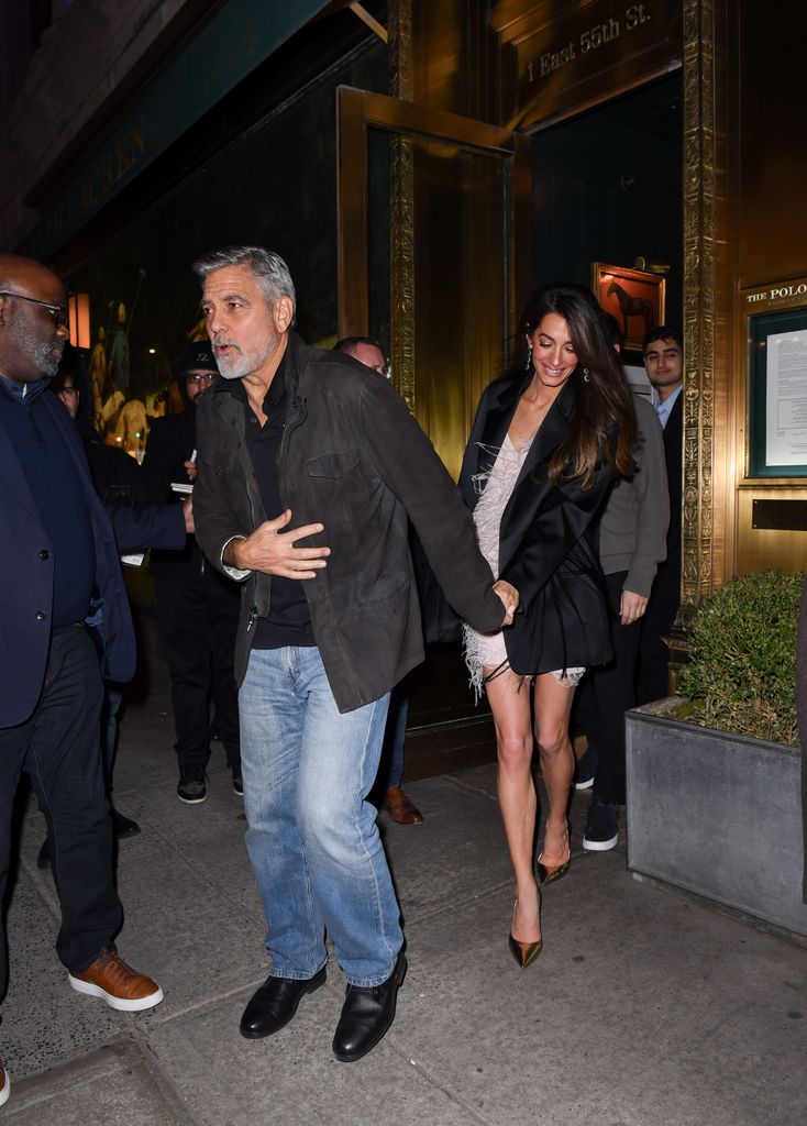 George Clooney y Amal Clooney salen del Polo Bar el 14 de diciembre de 2023 en la ciudad de Nueva York. 