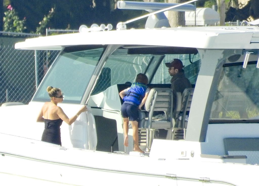 Anna Kournikova con Enrique Iglesias y Nicholas de paseo en bote por Miami.