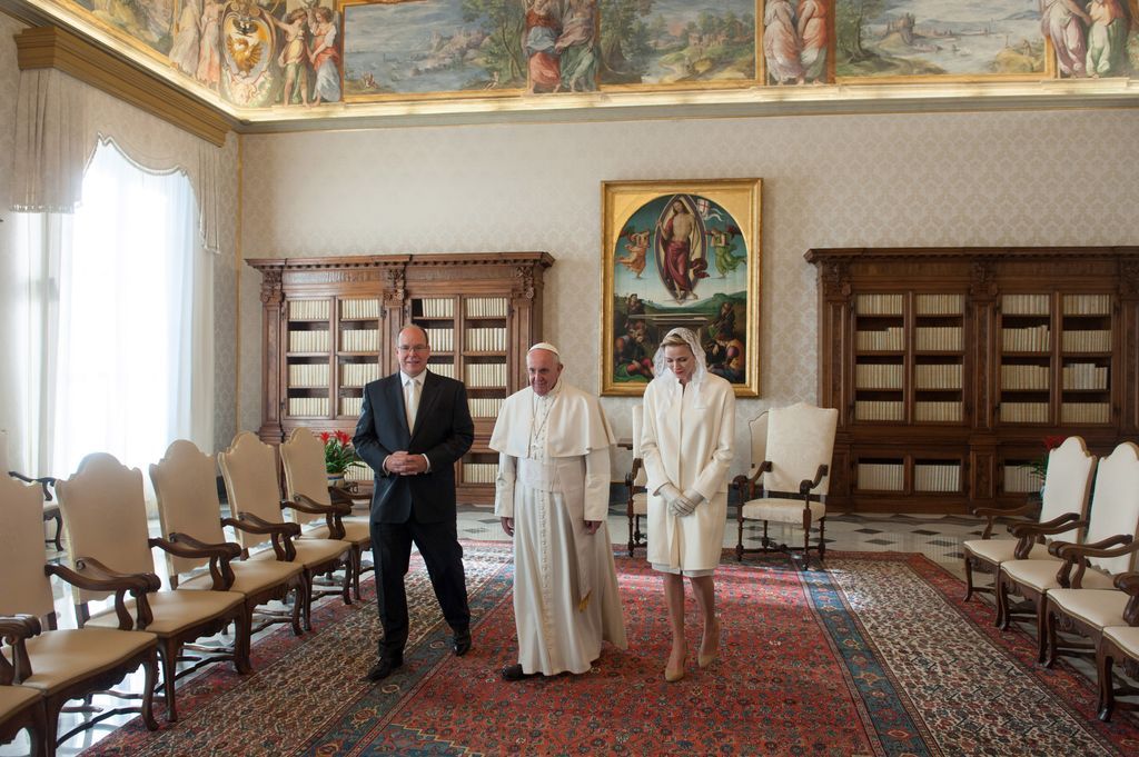 El Papa Francisco recibió al príncipe Alberto y a su esposa, la princesa Charlene, en la Biblioteca Privada del Palacio Apostólico en 2016.