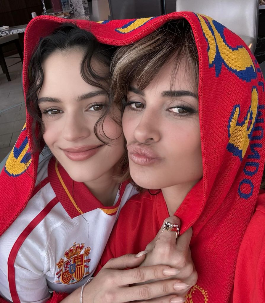 Rosalía y Penélope Cruz viendo el triunfo de España frente a Austria en el Mundial 2026 el 2 de julio de 2026