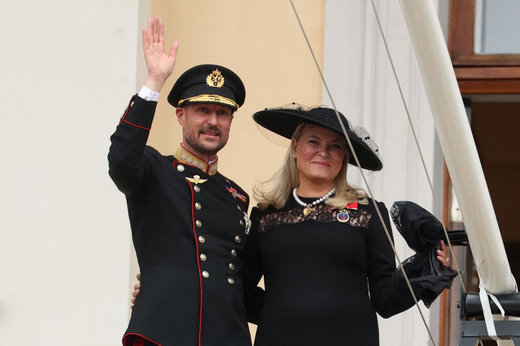 Haakon VIII y Mette-Marit durante su saludo en el Palacio Real de Oslo