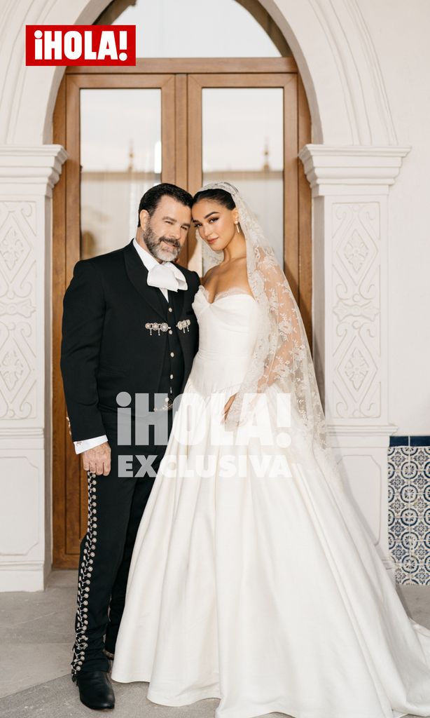 Fotos: AGBA WEDDINGS | Vestido: Lorena Formoso | Pendientes y alianzas: Rabat | Makeup: Sisley | Flores: Granada