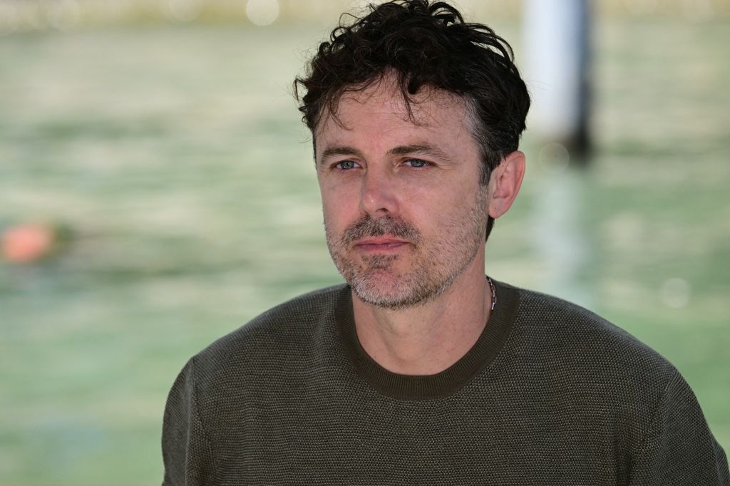 Casey Affleck llega al Festival de Venecia para presentar su nueva película como director, 'Company' en la que han trabajado sus hijos, su novia y sus padres