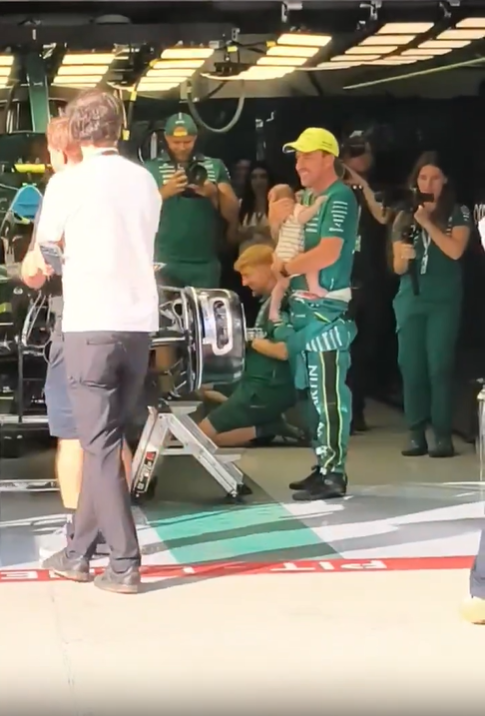 Fernando Alonso también se llevó a su pequeño al trabajo hace unos días