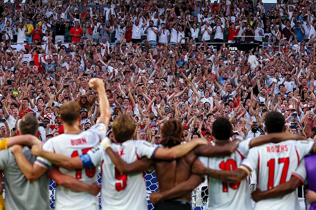 Los jugadores ingleses celebran con sus aficionados el pase a las semifinales