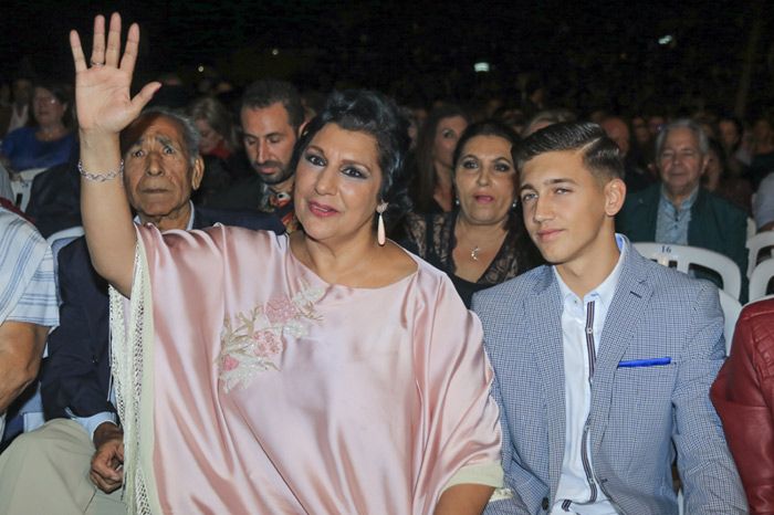 Eugenia Martínez de Irujo disfruta de la noche sevillana con su hija y su novio