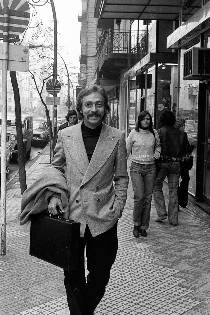 Luis Brandoni paseando por Buenos Aires, en 1975