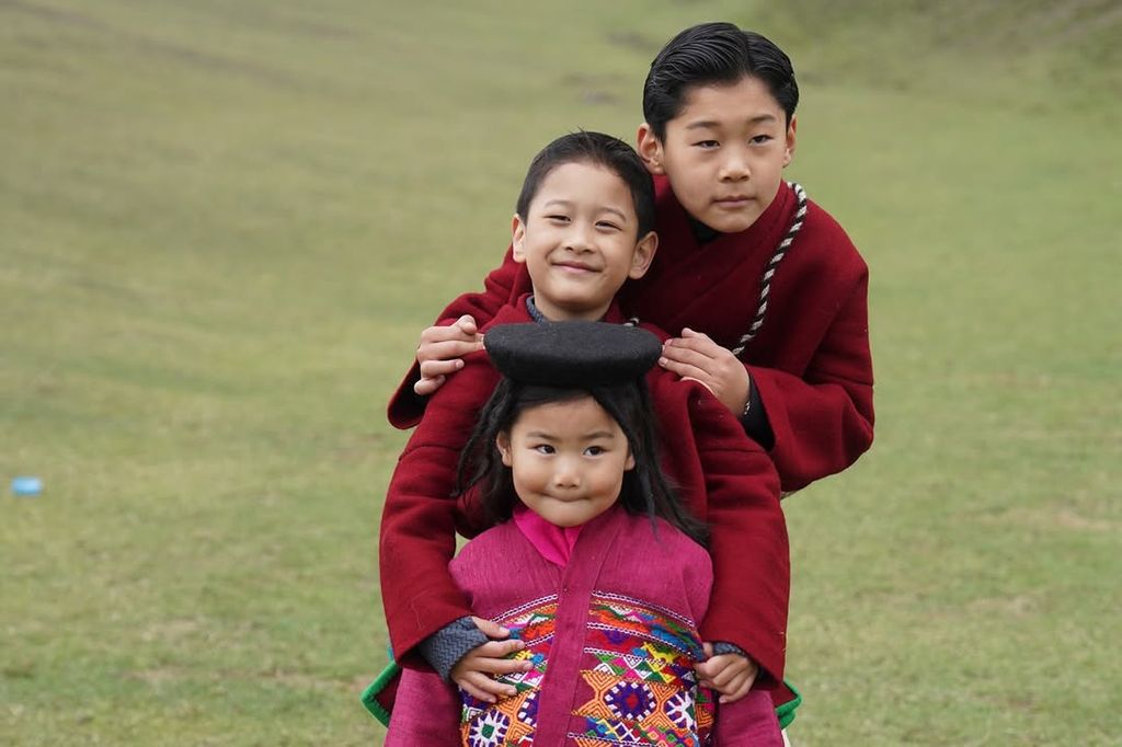 Sonam Yangden Wangchuck, con sus hermanos mayores