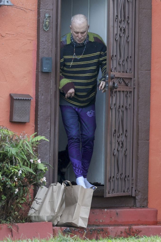 Mickey Rourke fue visto en su casa de Los Ángeles, donde supuestamente enfrenta un desalojo por falta de pago de alquiler. La imagen fue captada el 1° de enero de 2026.