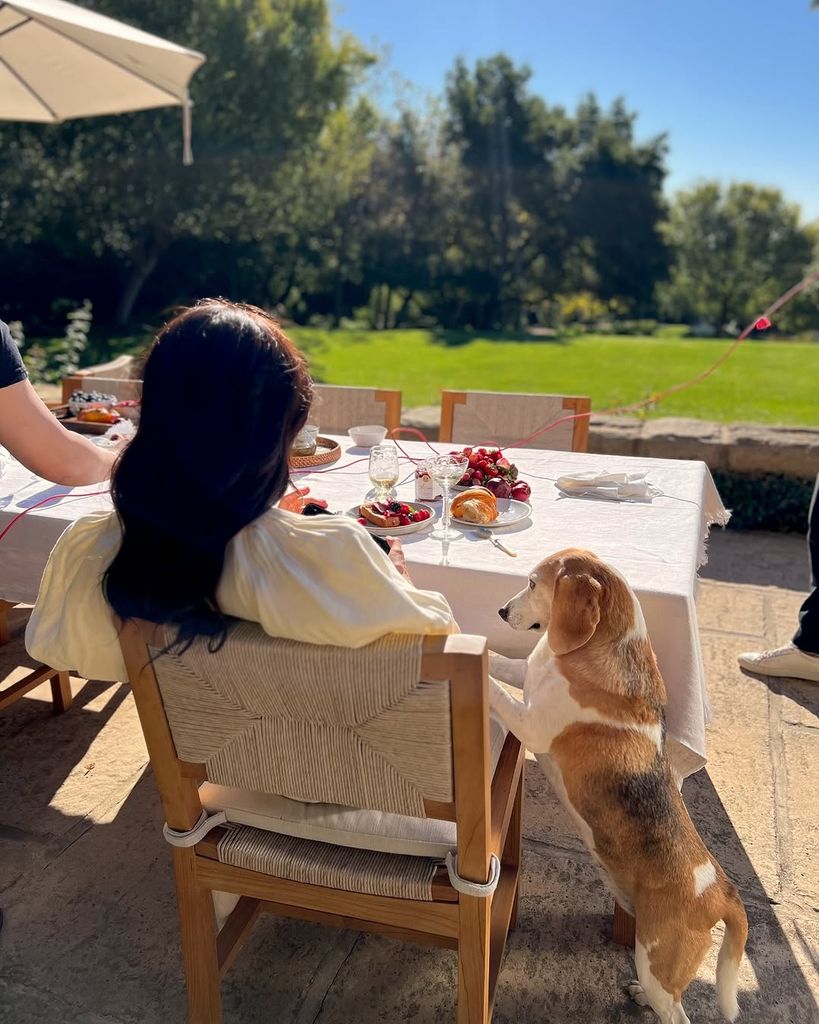 Meghan Markle ha compartido una nueva imagen desde su casa para promocionar la venta de su marca 'As Ever'.