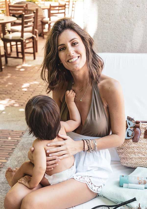 Ana Boyer con bañador marrón