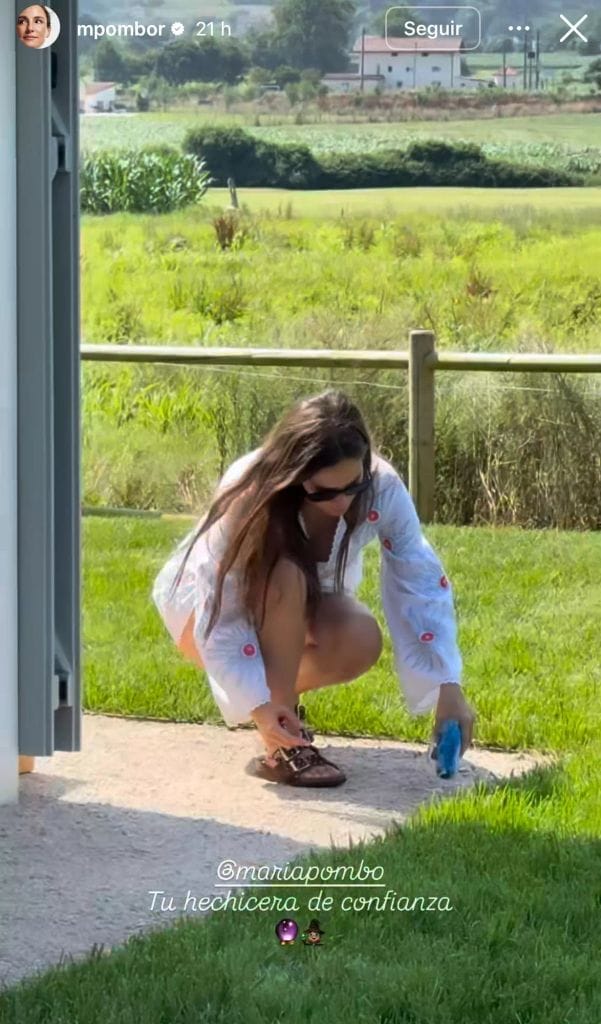 María Pombo haciendo un ritual para que no lloviese el día del bautizo de sus sobrinas