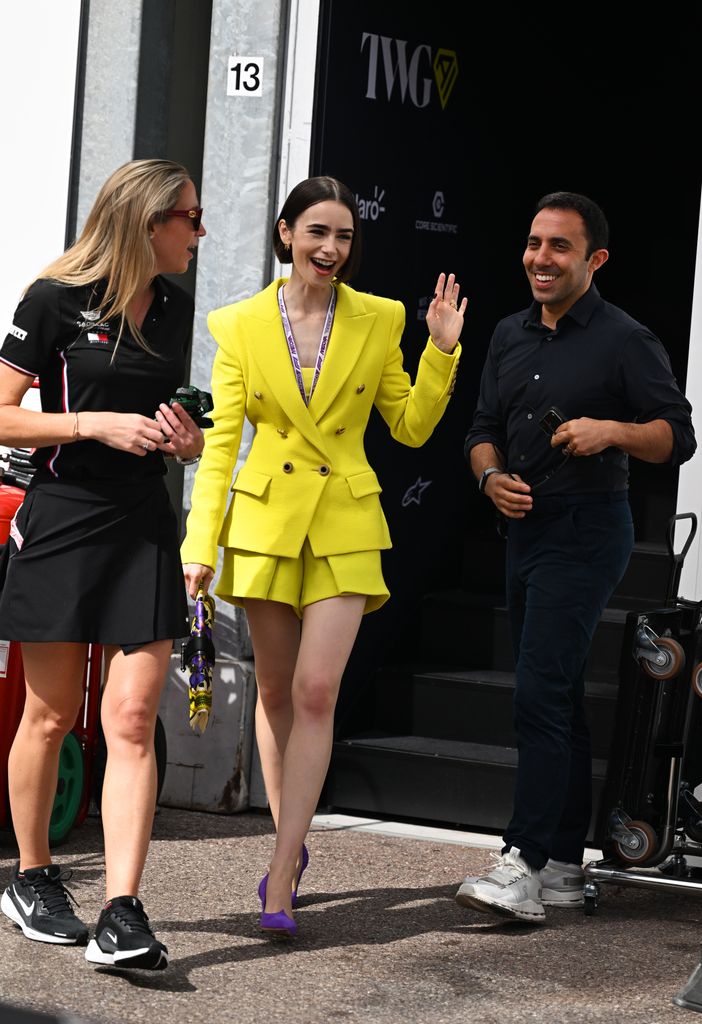 Lily Collins acaparó las miradas a su llegada al paddok en los entrenamientos previo al Gran Premio de Mónaco, en Montecarlo.