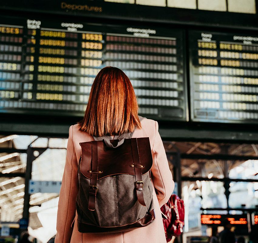 Mujer viajando en tren, un medio de transporte barato y sostenible