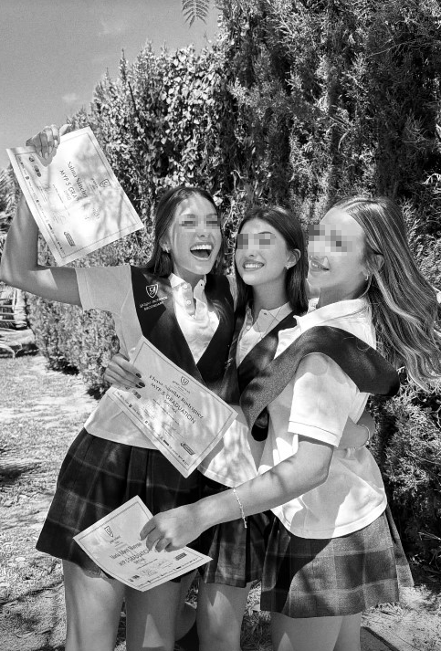Salma celebrando la obtención de su título junto a sus amigas