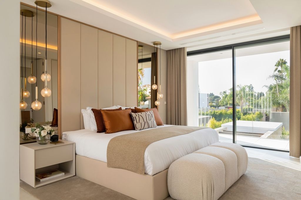 Dormitorio con un majestuoso cabecero de cama que va de suelo a techo