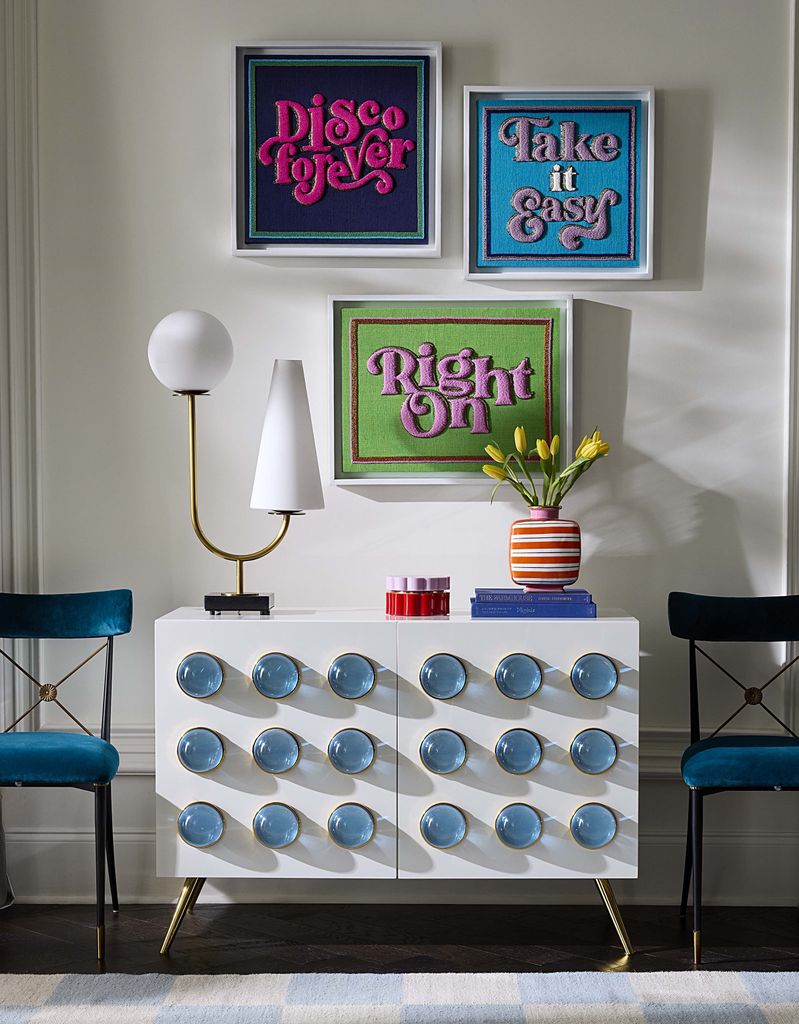 Pared decorada con láminas de estilo pop