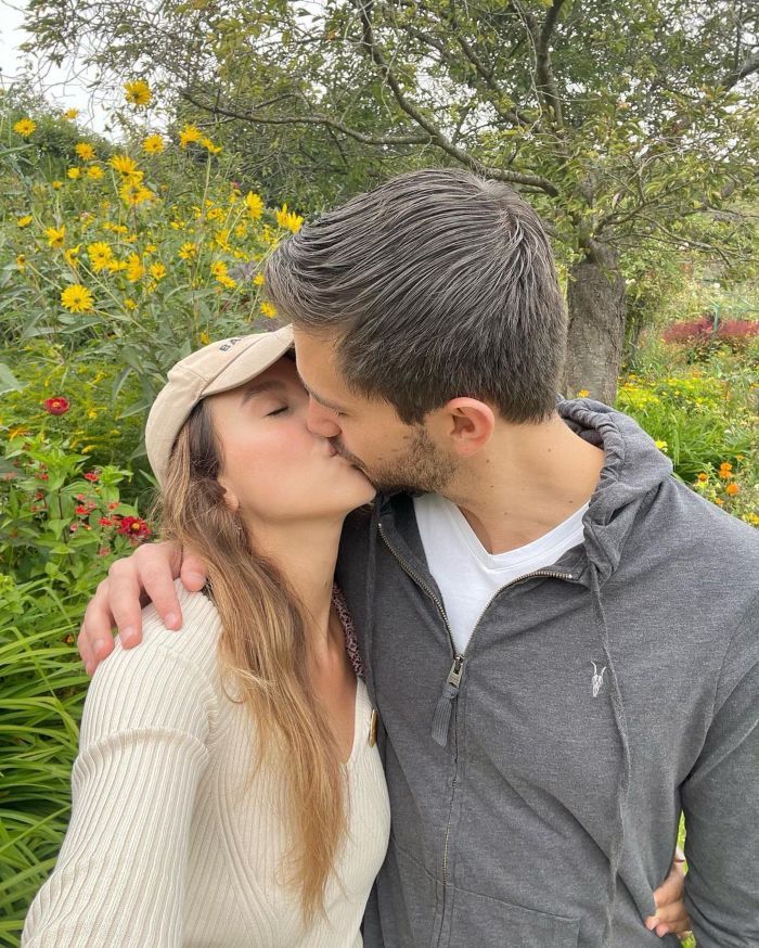 Paulina Goto y su novio Rodrigo Saval en Francia