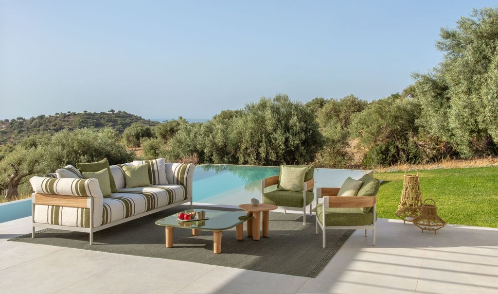 Salón de verano con sofá a rayas y sillones verdes