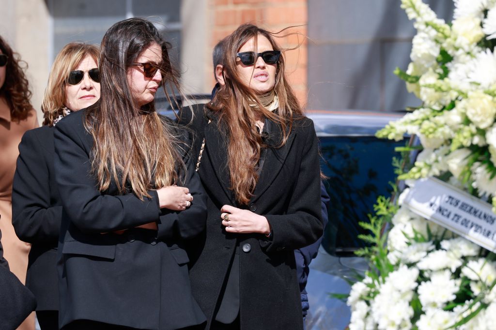 Irene Carbonero y Sara Carbonero, acompañadas de sus familiares