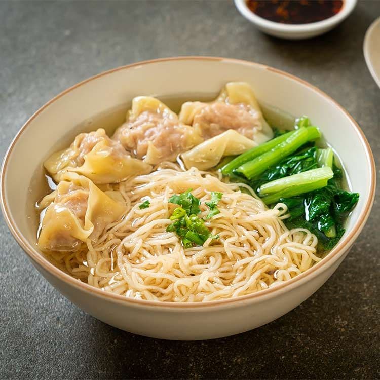 Sopa wonton con 'noodles' de arroz