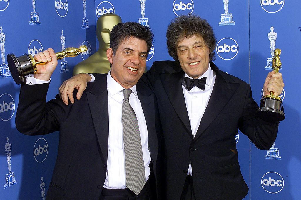 Marc Norman y Tom Stoppard posan con sus premios Oscar a 'Mejor Adaptación' por 'Shakespeare in Love' en marzo de 1999