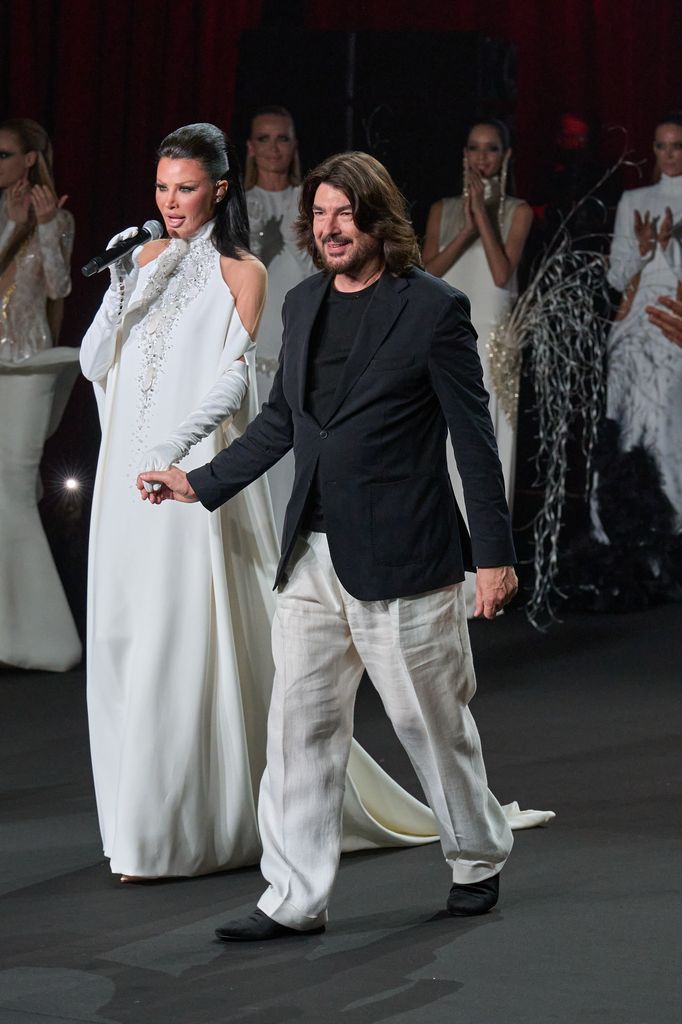 El diseñador francés y la cantante Oumaima Taleb cerraron el desfile.