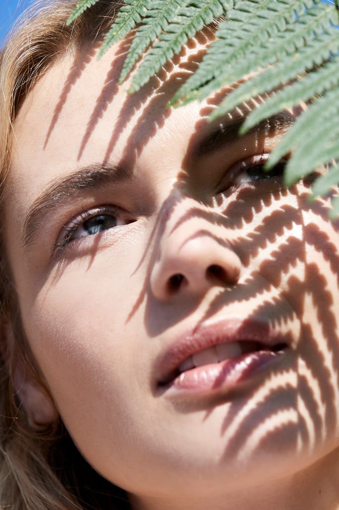 Primer plano mujer piel bonita sombra árbol