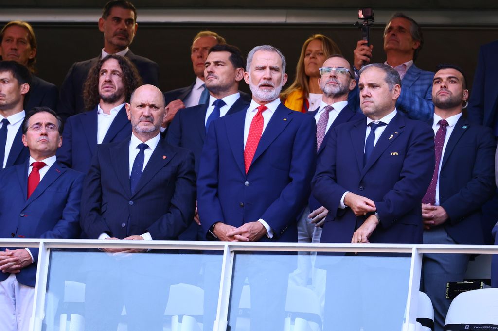 Don Felipe presidía el palco de honor arropado por las grandes leyendas del fútbol español durante los momentos previos al encuentro