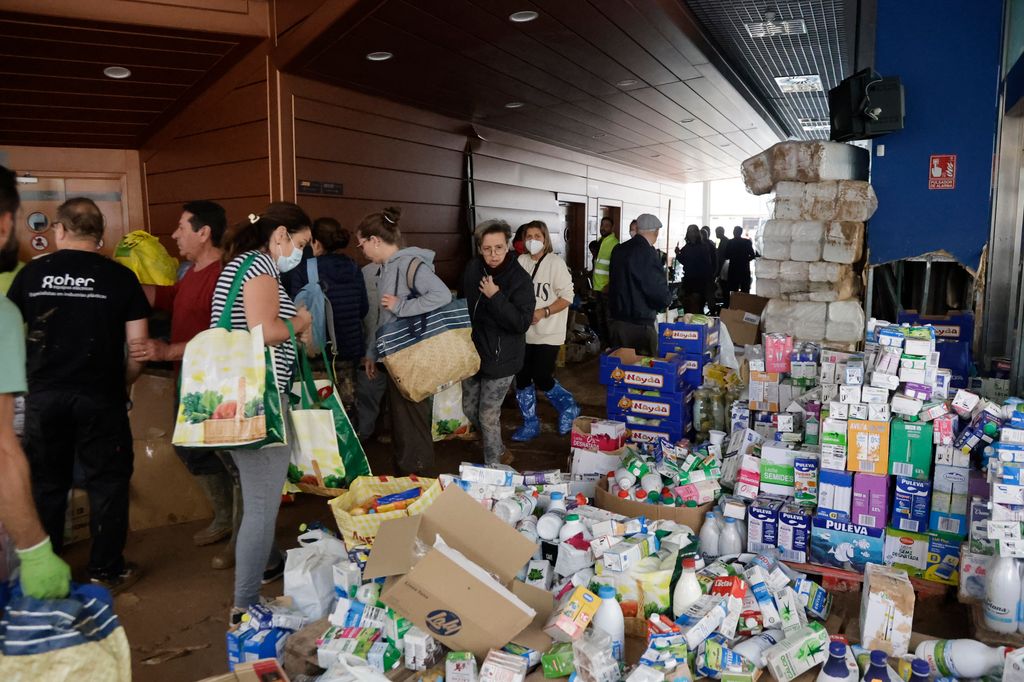 Voluntarios ayudando con las donaciones en Valencia