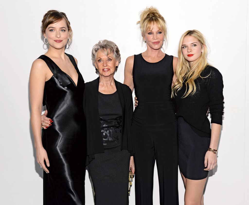 Stella del Carmen con su madre, su abuela y su hermana