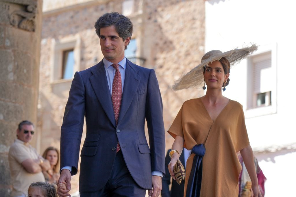 Sofía Palazuelo en la boda de Fernando Palazuelo y Micaela Belmot en la parroquia de Santiago  a 11 de Octubre de 2025 en Cáceres. 