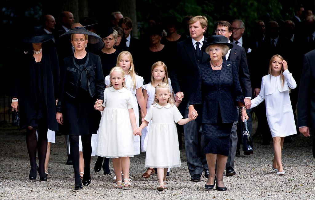 Imagenes del funeral familiar del príncipe Friso en los Países Bajos en agosto del 2013, en primera fila la princesa Mabel y sus dos hijas, las condesas Luana y Zaria, y la entonces reina Beatriz, le sigue el resto de la Familia Real, las dos niñas en segunda fila son las princesas Amalia y Alexia