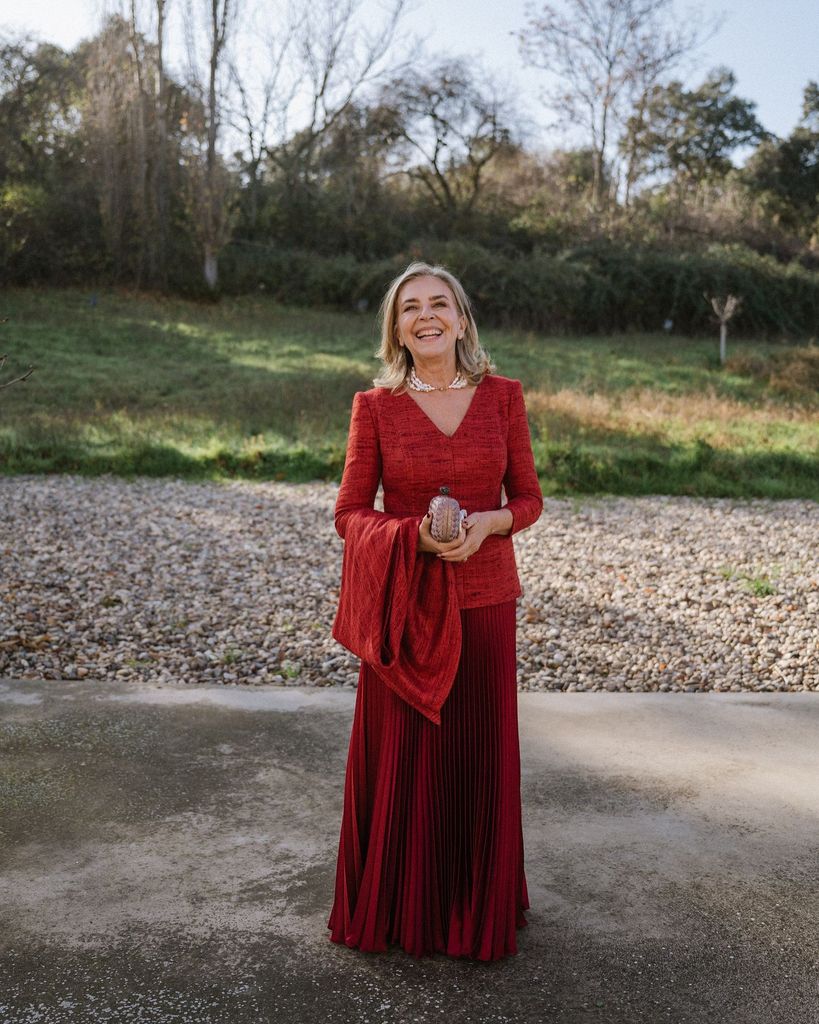 Madrina de rojo con look de Fátima González Atelier