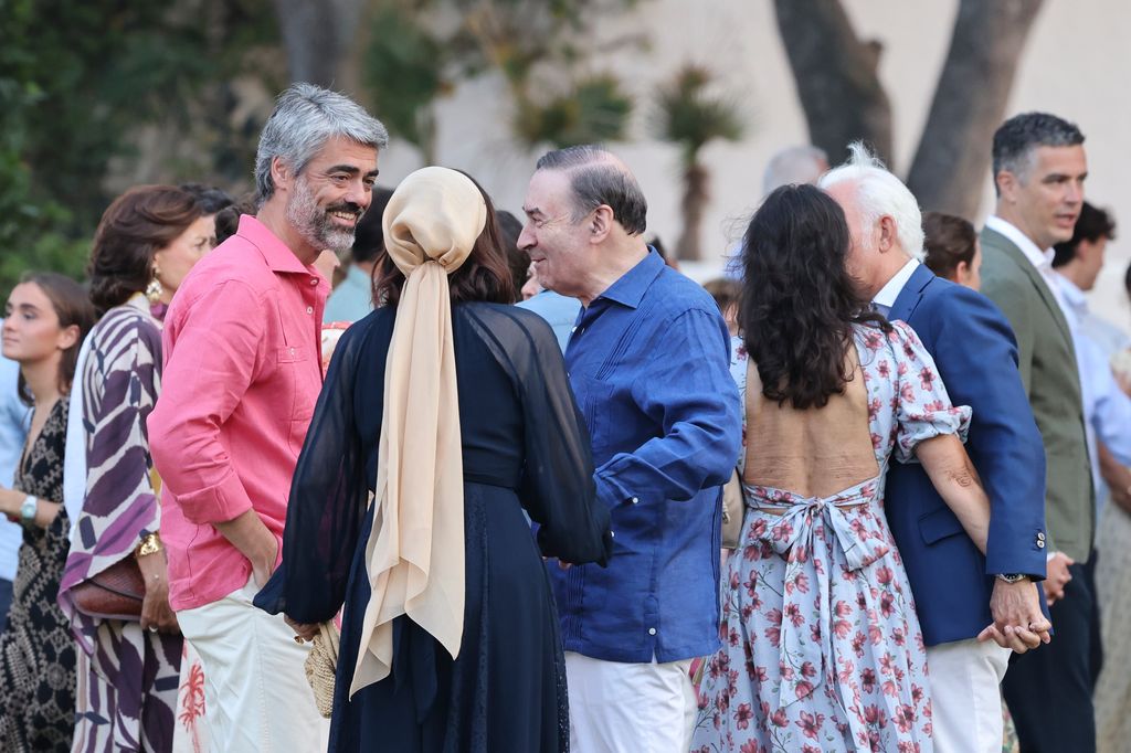 El novio saludando a los invitados en el especial día
