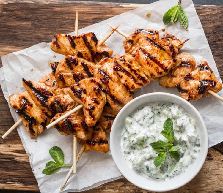 Brochetas de pollo con salsa 'tzatziki'
