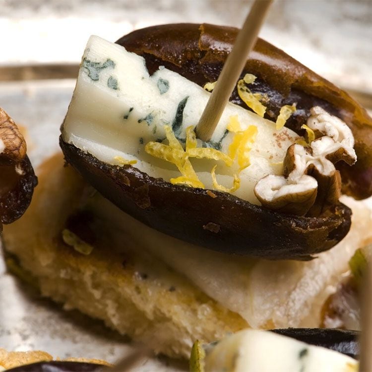 Aperitivo de dátil, queso azul y nuez pecana