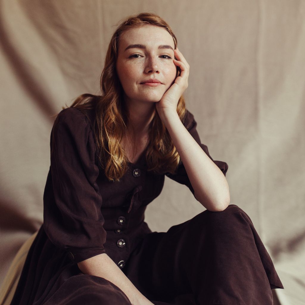 mujer pensativa mirando a cámara