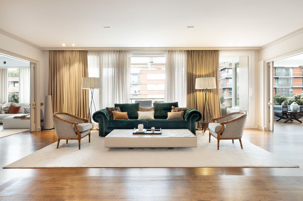 Salón con muebles clásicos y modernos