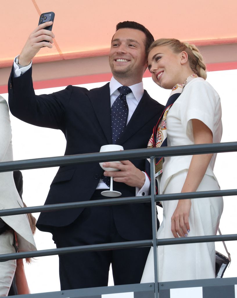 Jordan Bardella y la princesa María Carolina de Borbón-Dos Sicilias en el Gran Premio de Fórmula 1, el 7 de junio de 2026