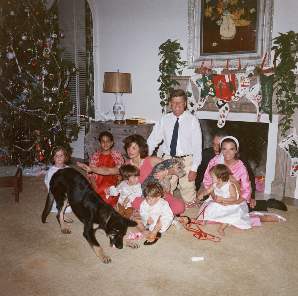 La familia Kennedy posa durante la Navidad de 1962 en la Casa Blanca