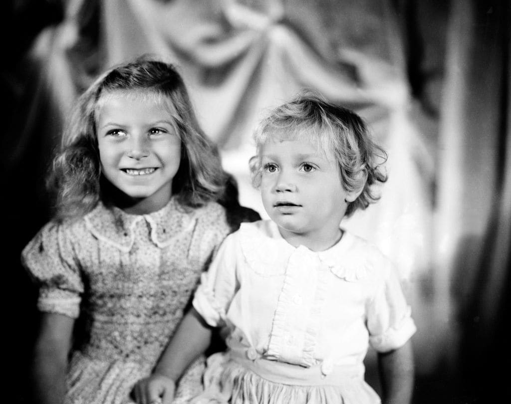 La princesa Tatiana y su hermano Jorge Andrés, de niños en 1955