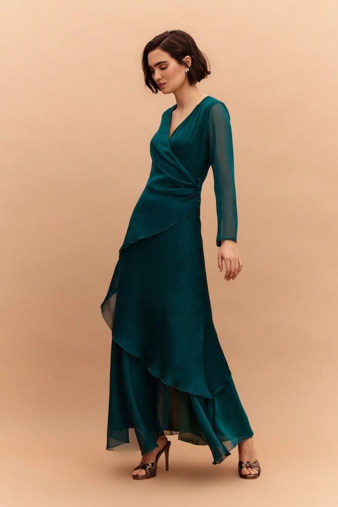 Vestido cruzado de invitada en color verde pavo real, de Bimani