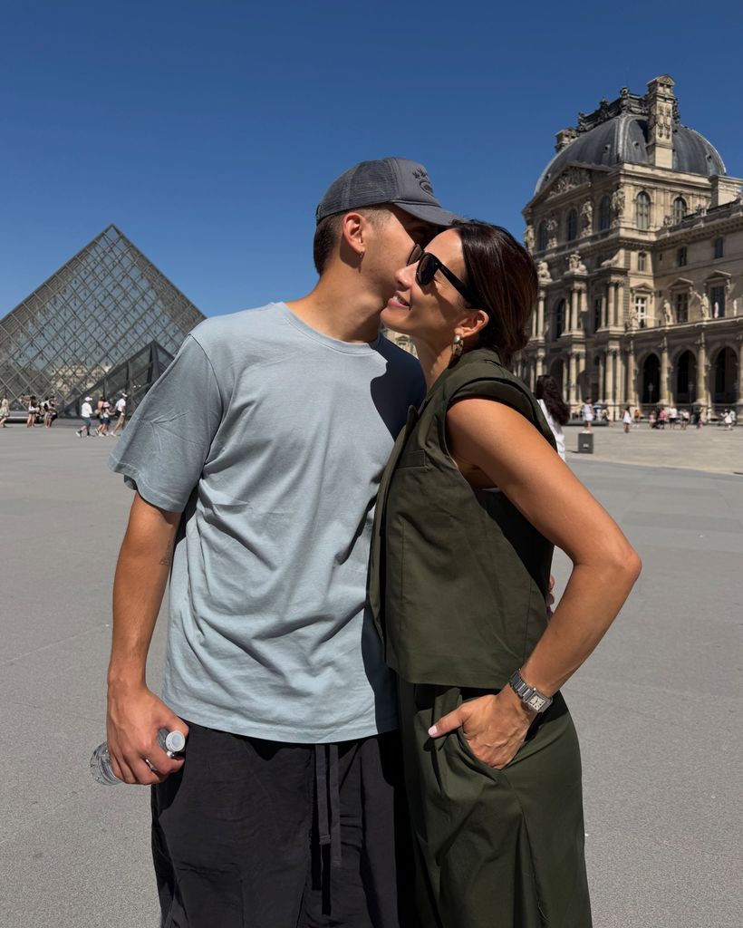 Madre e hijo disfrutando de París