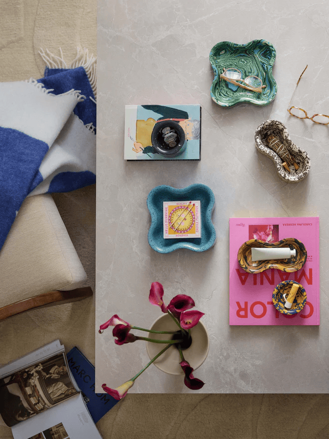 Mesa con cuencos de colores