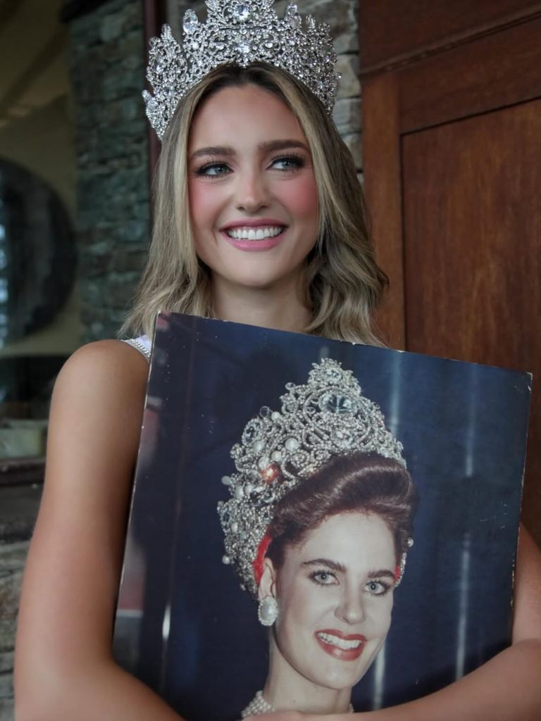 Clara Vegas con un retrato de su madre, Andreína Goetz, su mayor inspiración.