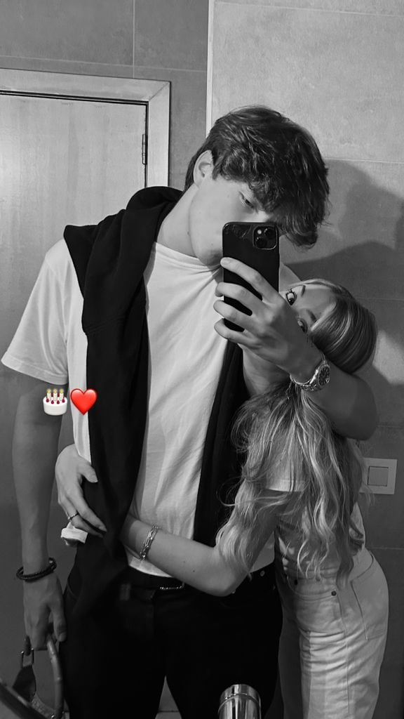 Plano medio de Aymeric de Bélgica con su pareja abrazada a él