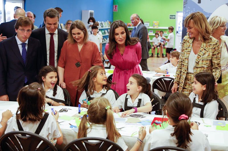 La reina Letizia, hablando con un grupo de escolares