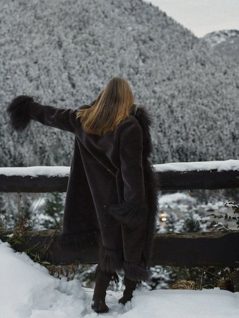 Dua Lipa y Lucía Bárcena, unidas por el abrigo Penny Lane que abriga en la ciudad y en la nieve